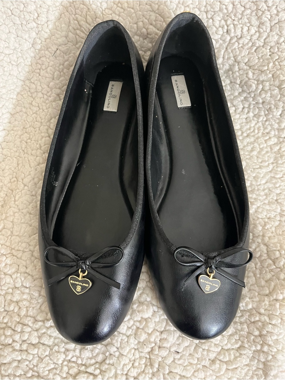 NEW Bandolino Piheart black charm flats 10